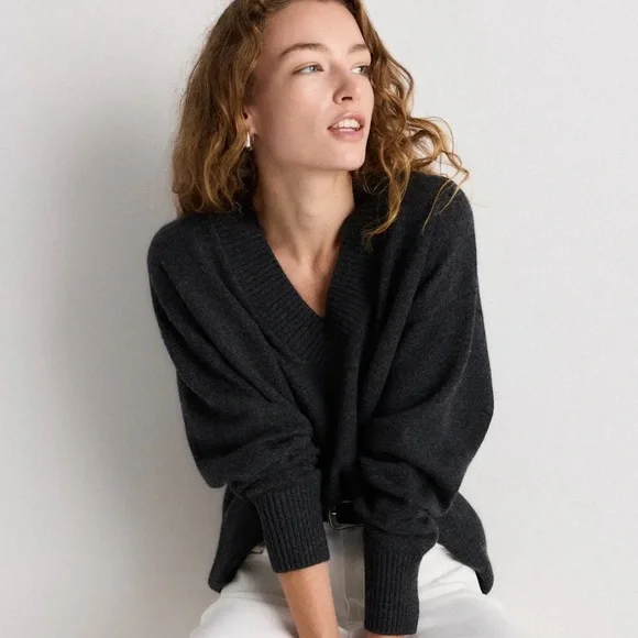 NWT QUINCE Women Mongolian Cashmere Oversized V-Neck Sweater Heather Charcoal XS - Picture 10 of 11